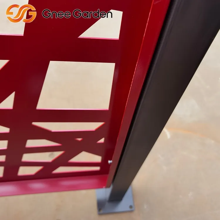 Pagar layar desain geometris merah modern